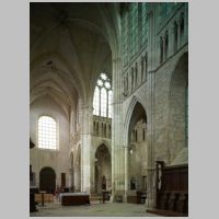 Essomes-sur-Marne, photo Tallon, Andrew, mcid.mcah.columbia.edu, nave looking west from chevet.jpg